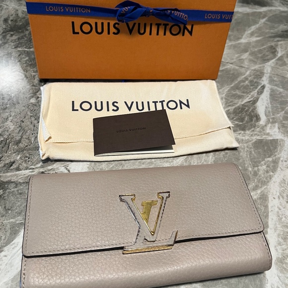 Louis Vuitton Capucines Leather Wallet in Pebble - Picture 2 of 5